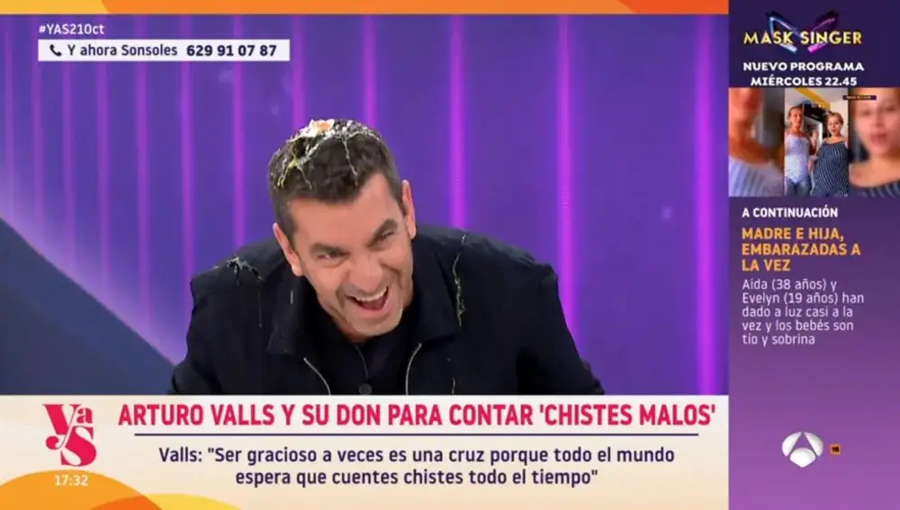 Arturo Valls con un huevo en la cabeza en 'Y Ahora Sonsoles'
