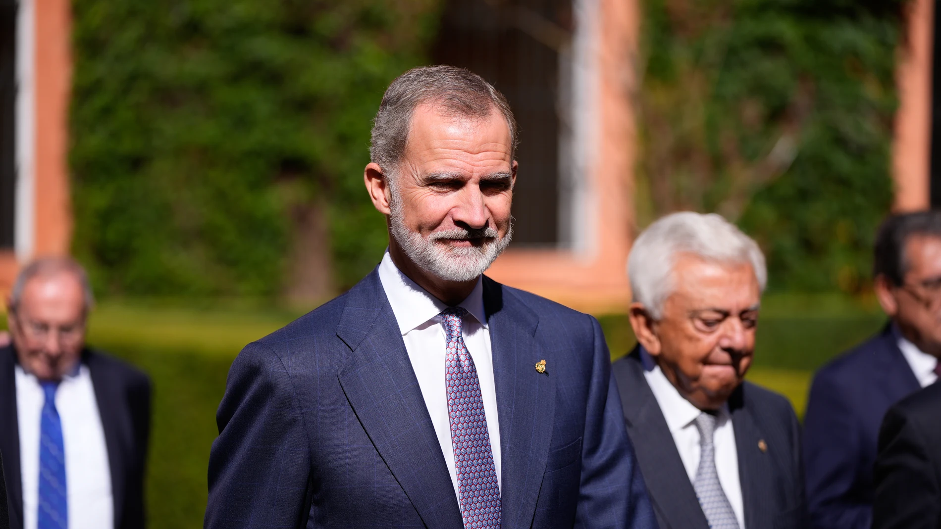 El Rey Felipe VI (c) a su llegada a la entrega del galardón , a 21 de octubre de 2024, en Sevilla, Andalucía (España). El Rey Felipe VI ha sido galardonado con la 'Distinción de Honor' de los Premios Iberoamericanos Torre del Oro en una ceremonia celebrada en el Real Alcázar de Sevilla. Este reconocimiento destaca su compromiso con el fortalecimiento de los lazos entre España y los países iberoamericanos. 21 OCTUBRE 2024 Joaquin Corchero / Europa Press 21/10/2024
