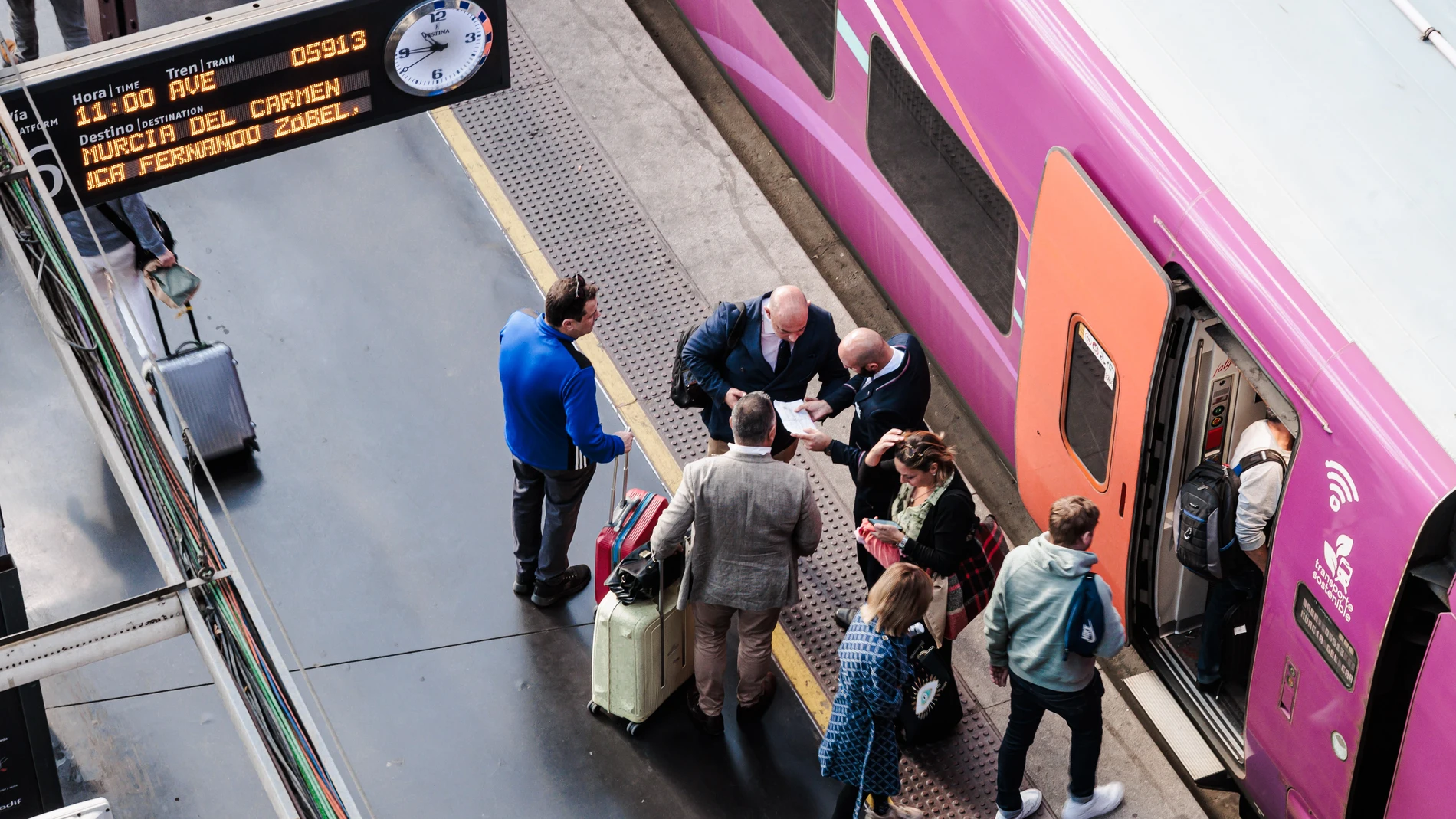 Pasajeros en la estación de tren de Atocha, a 21 de octubre de 2024, en Madrid (España). Adif ha informado a primera hora de hoy que la circulación de trenes entre Madrid y Comunidad Valenciana y Murcia ha recuperado la normalidad, a la vez que se ha restablecido parte del trayecto de alta velocidad que unen las estaciones madrileñas de Chamartín y Puerta de Atocha. Ayer, 13.700 personas se vieron afectadas por las cancelaciones y modificaciones de trenes debido al descarrilamiento de un conv...