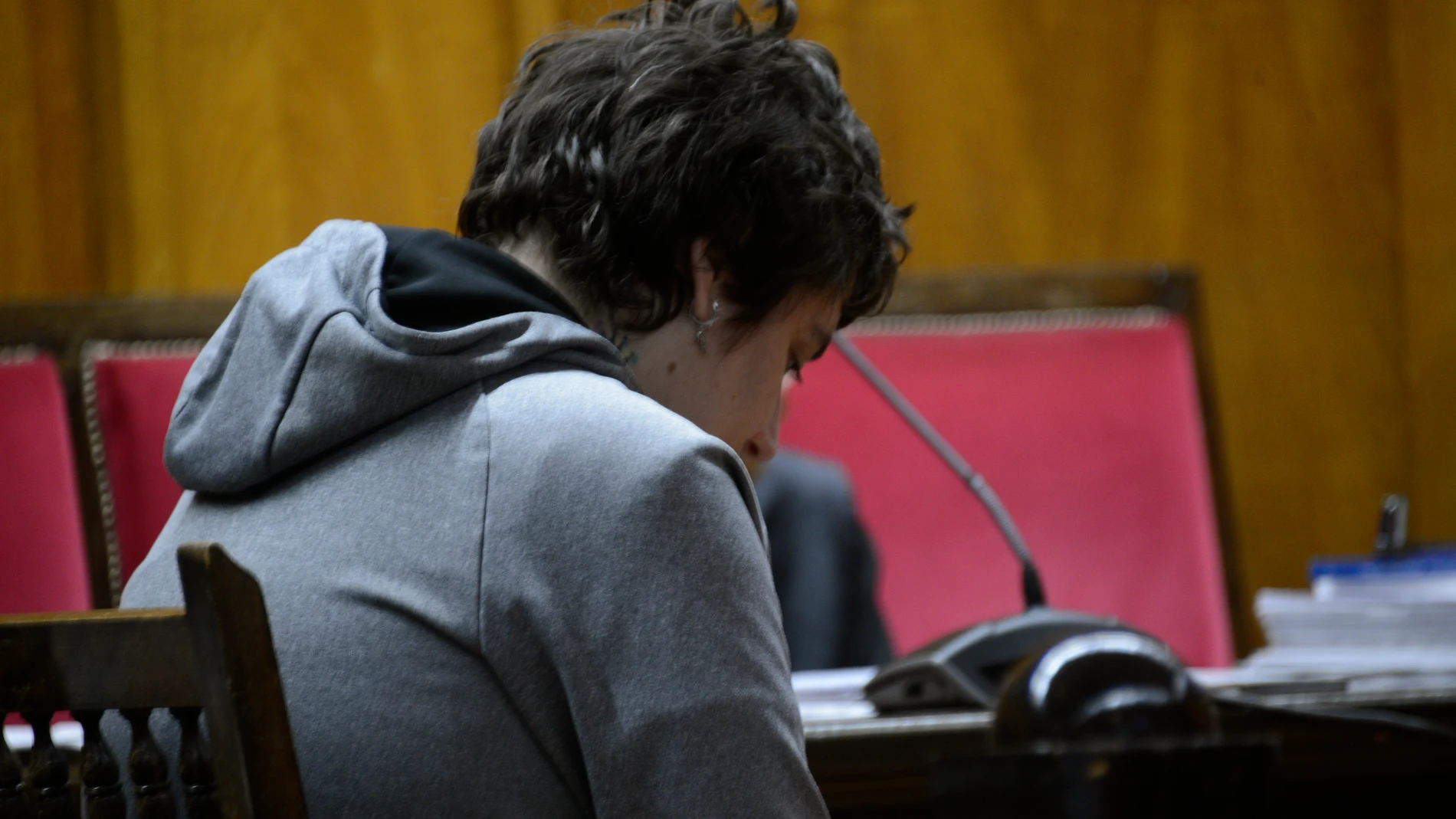 La acusada durante un juicio por el crimen de Cortegada, en la Audiencia Provincial de Ourense, a 21 de octubre de 2024, en Ourense, Galicia (España). Durante el juicio, se juzga a la acusada de matar, en 2021, a un hombre de Cataluña que había invitado a desplazarse a su casa de Cortegada tras conocerle unas semanas antes por Internet en 2021. La acusada confesó haber matado al hombre, cuyo cadáver quemó y enterró. La mujer se encontraba en ese momento en tratamiento psicológico y fue enviad...