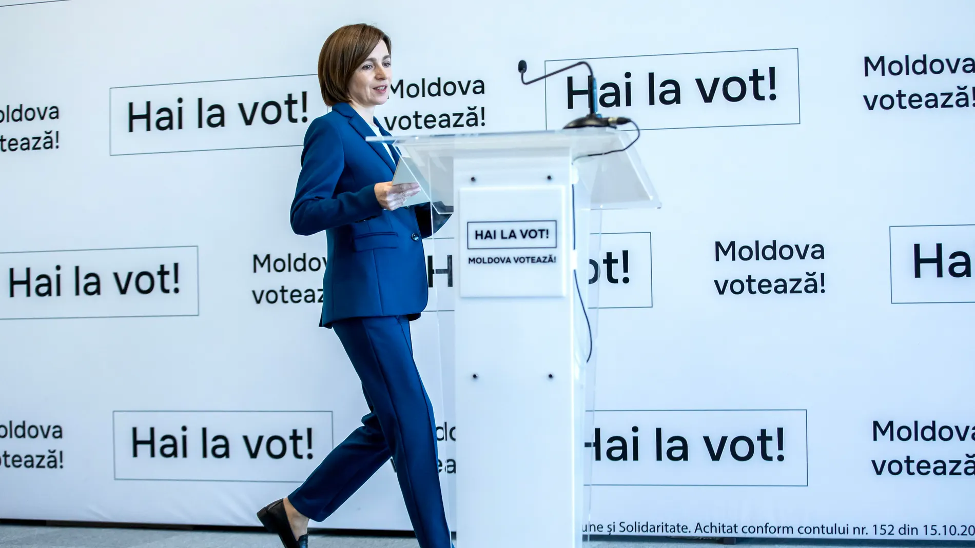 Chisinau (Moldova), 21/10/2024.- Moldovan President Maia Sandu arrives to hold a press conference following the presidential elections and EU membership referendum in Chisinau, Moldova, 21 October 2024. Moldova held a presidential election and a referendum on whether to enshrine the country's path to EU membership in the Constitution on 20 October. (Elecciones, Moldavia) EFE/EPA/DUMITRU DORU