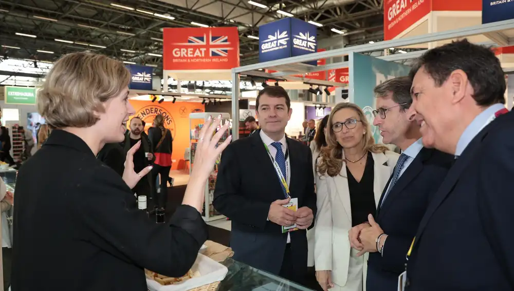 Mañueco y Carriedo visitan el Salón de la Alimentación de París, en compañía de Gonzalo Capellán, presidente de La Rioja