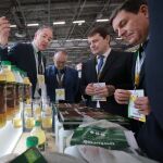 Mañueco visita los expositores de Castilla y León en el Salón Internacional de la Alimentación de París