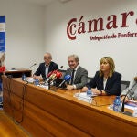 El presidente de la Cámara de Comercio de León, Javier Vega (2I), junto al teniente de alcalde de Ponferrada, Luis Antonio Moreno (I), la coordinadora de la Junta en el Bierzo, Rosana Velasco (2D), y la representante de la Cámara de Comercio de la delegación del Bierzo, Vanesa Capilla (D), durante la presentación de la IV Feria de Empleo Bierzo