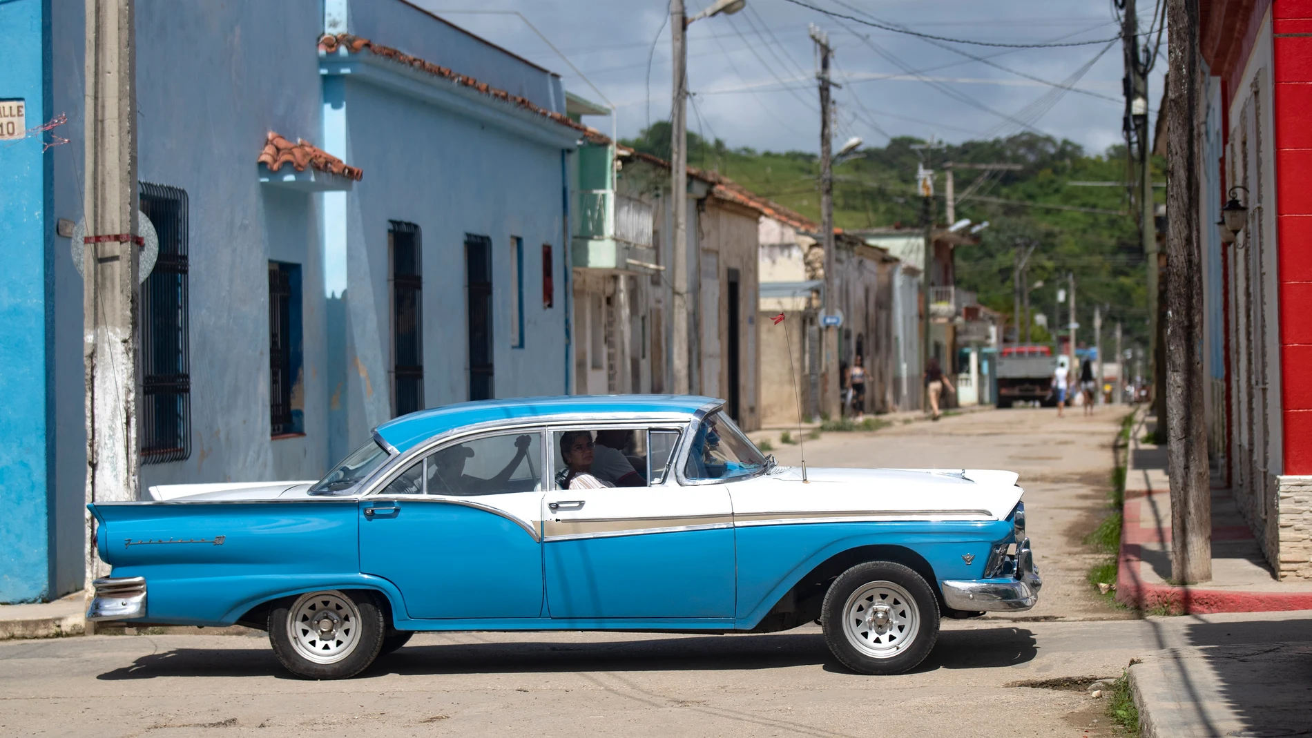 AME9865. BEJUCAL (CUBA), 22/10/2024.- Un automóvil clásico transita por una calle este martes, en el pueblo de Bejucal (a 26 km al sur de La Habana), provincia Mayabeque (Cuba). La compañía estatal Unión Eléctrica (UNE) de Cuba informó este martes que ya logró completar la reconexión de todo el país al Sistema Eléctrico Nacional (SEN), cuatro días después del apagón total que sufrió la isla el pasado viernes. EFE/ Yander Zamora