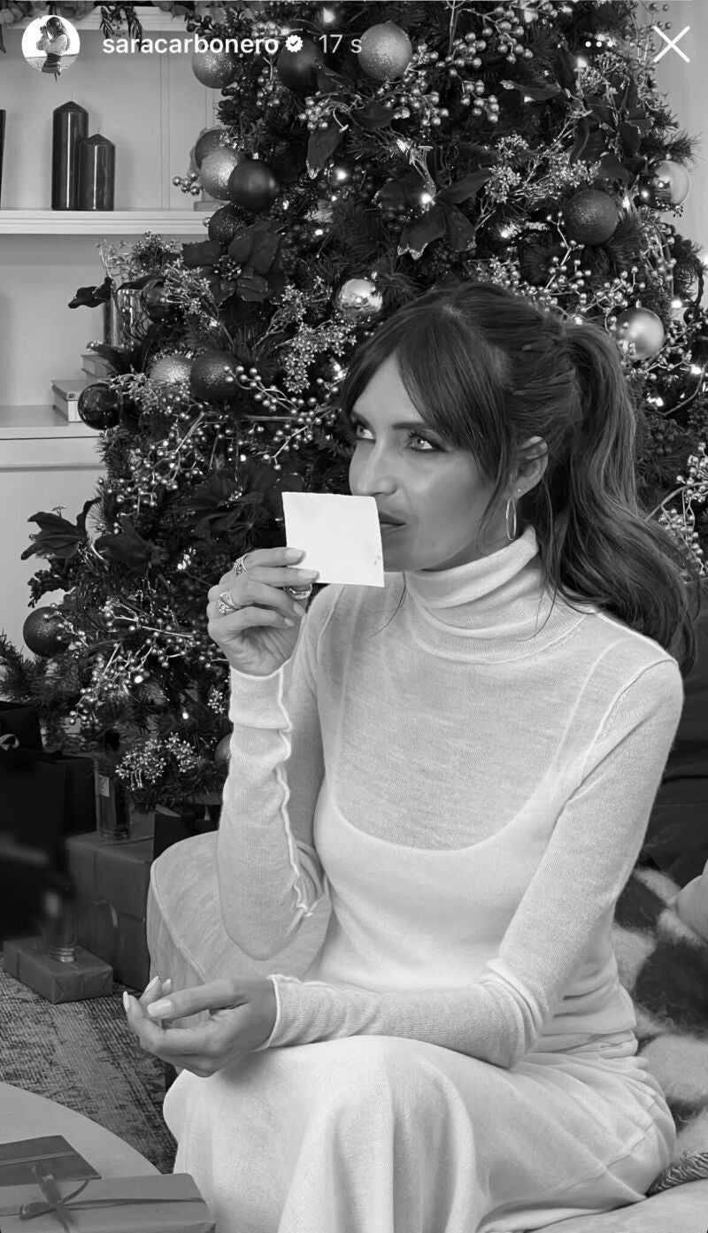 Sara Carbonero con look navideño.