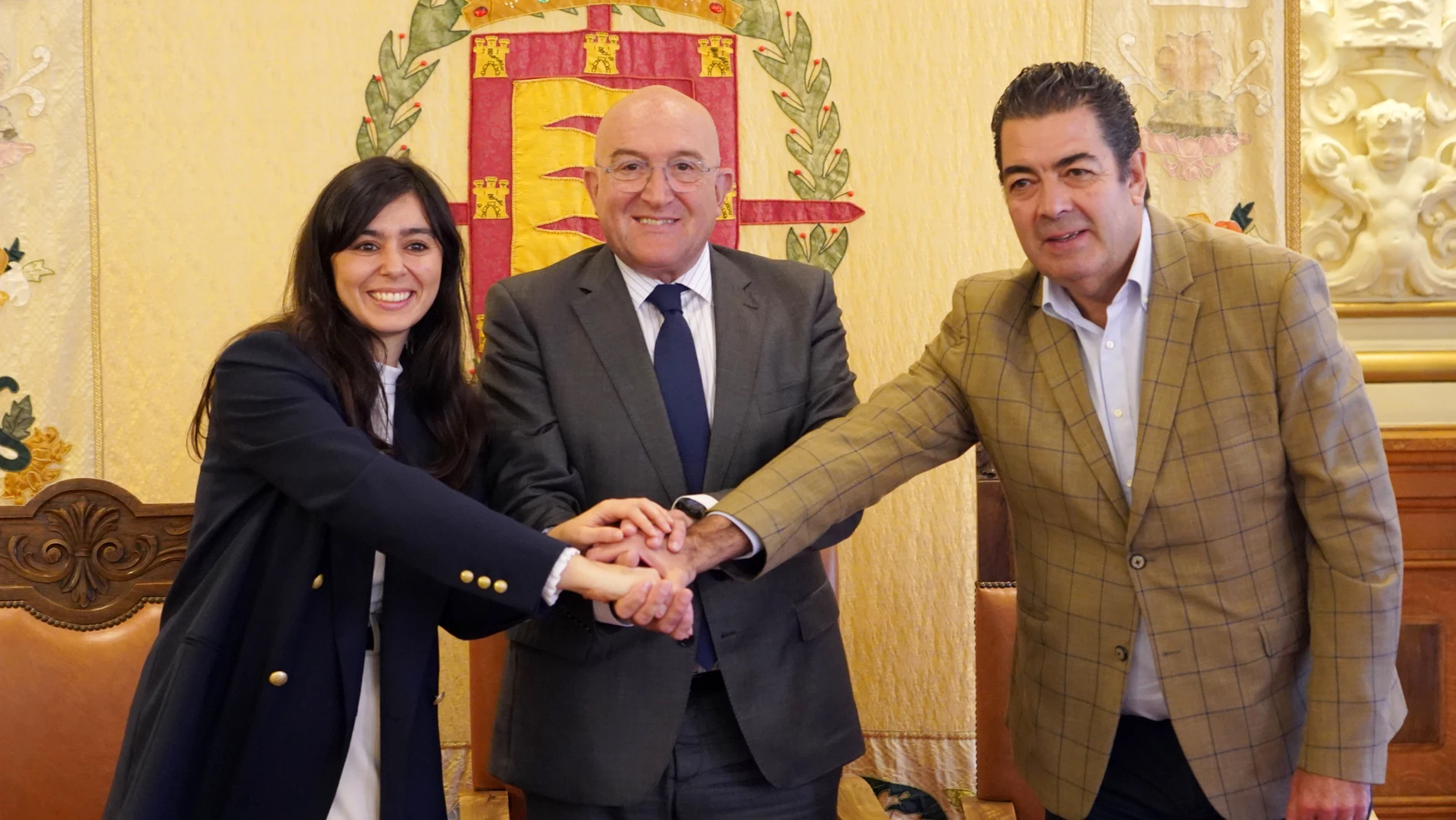 Jesús Julio Carnero junto con Leticia Mingueza y Alberto Pérez Alberca