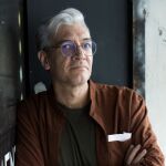 El escritor Emiliano Monge