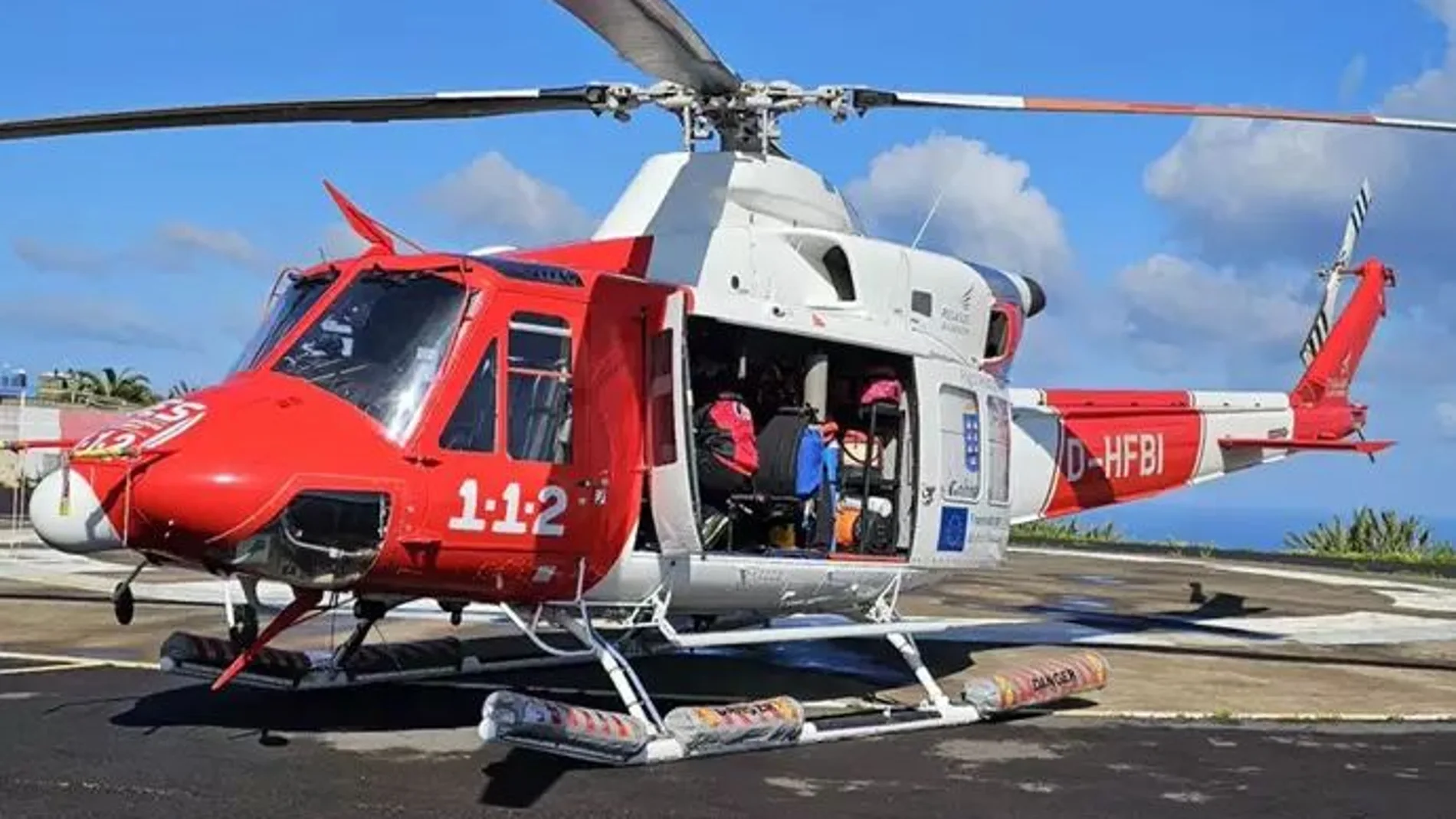 Helicóptero de rescate del GES interviniendo en un rescate en Tenerife