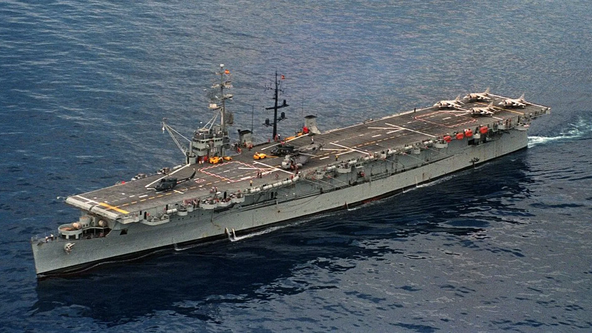 Imagen del portaaviones Dédalo durante su periodo en la Armada española