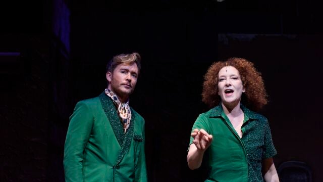 Pablo Rivero y Clara Sanchis (también autora de la pieza, junto a José Sanchis Sinisterra) se desdoblarán en multitud de personajes