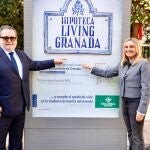 El director general de Caja Rural Granada, Jerónimo Luque, y la alcaldesa, Marifrán Carazo