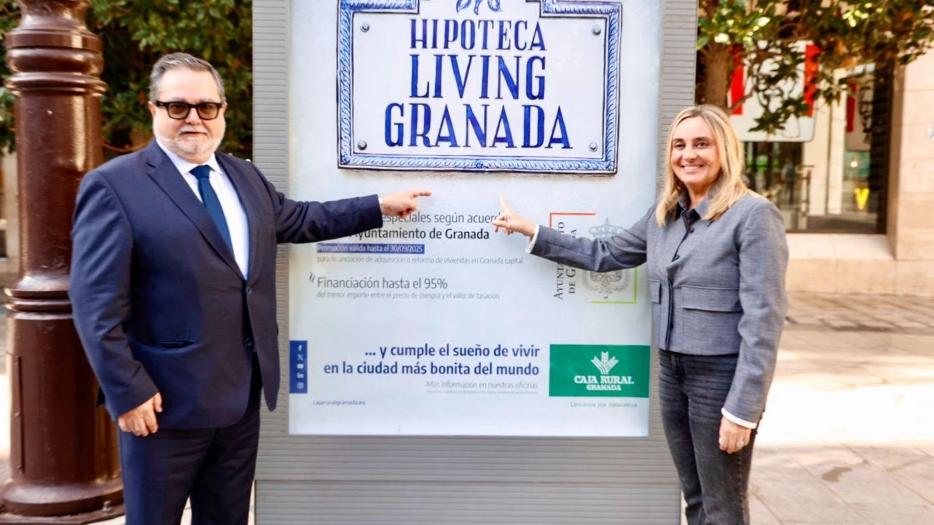 El director general de Caja Rural Granada, Jerónimo Luque, y la alcaldesa, Marifrán CarazoREMITIDA / HANDOUT por AYUNTAMIENTOFotografía remitida a medios de comunicación exclusivamente para ilustrar la noticia a la que hace referencia la imagen, y citando la procedencia de la imagen en la firma22/10/2024