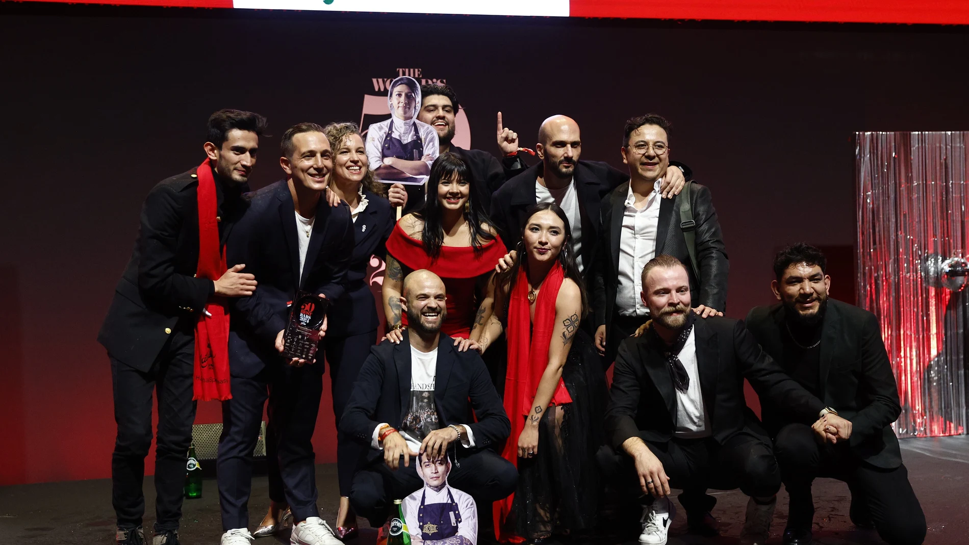 El bar Handshake Speakeasy, de México, recibe el premio al Mejor Bar del Mundo durante la ceremonia de entrega de los World's 50 Best Bars 2024 (mejores bares del mundo en 2024), hoy martes en Madrid.