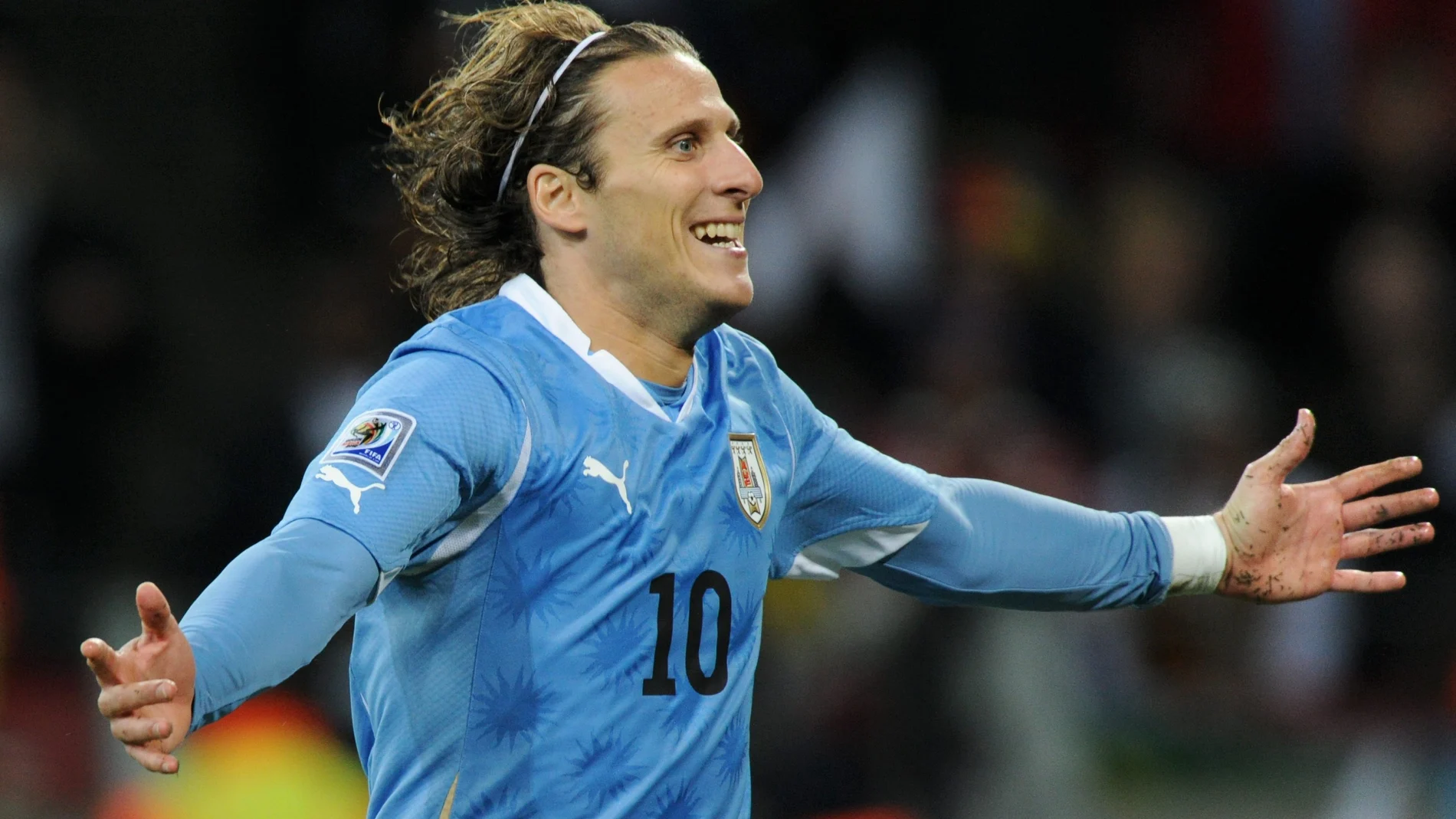 (Foto de ARCHIVO) FILED - 10 July 2010, South Africa, Port Elizabeth: Uruguay's Diego Forlan celebrates scoring his side's second goal during the 2010 FIFA World Cup third place soccer match between Uruguay and Germany at the Nelson Mandela Bay Stadium. Former Manchester United star, Forlan, will compete at the next professional Uruguay Open tennis tournament, organisers said. Photo: picture alliance / dpa 10/07/2010 ONLY FOR USE IN SPAIN
