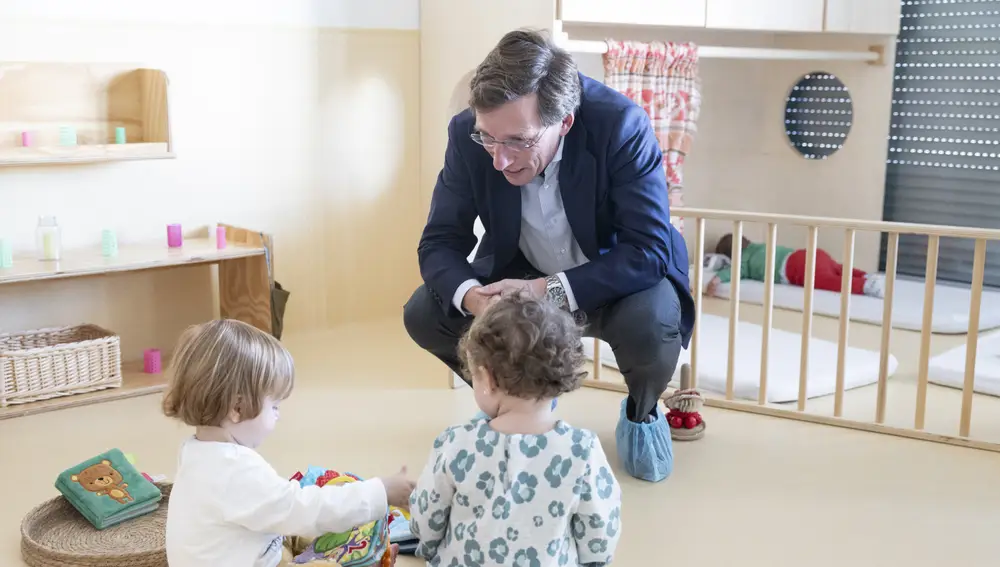 José Luis Martínez-Almeida juega con los niños de una guardería