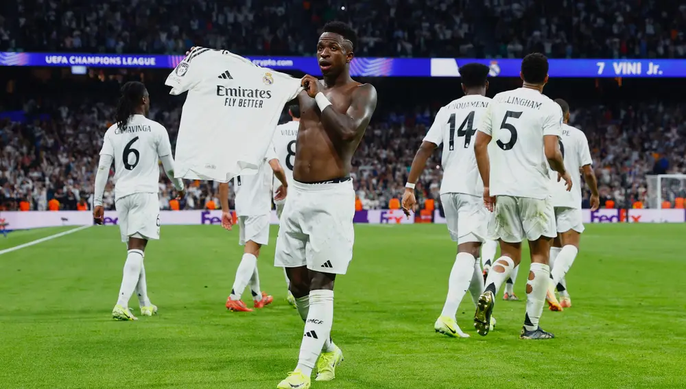 Vinicius muestra su camiseta a la grada tras hacer su tercer gol al Dortmund