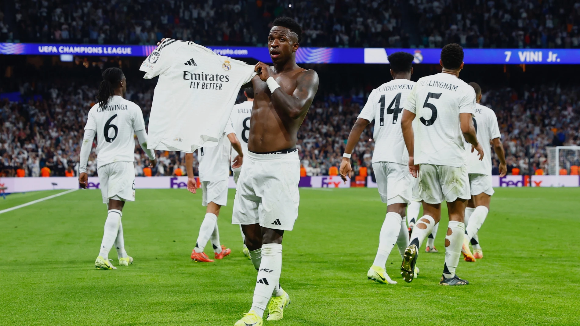 Vinicius muestra su camiseta a la grada tras hacer su tercer gol al Dortmund