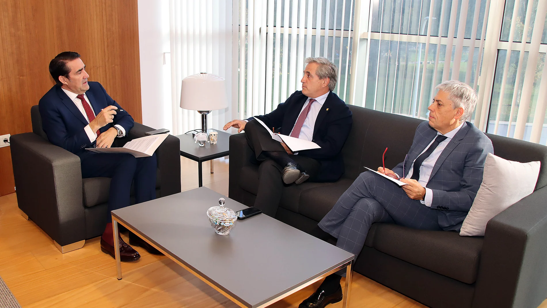 Reunión del consejero de Medio Ambiente Juan Carlos Suárez Quiñones con el consejero de Gestión Forestal de la Junta de Extremadura, Ignacio Higuero