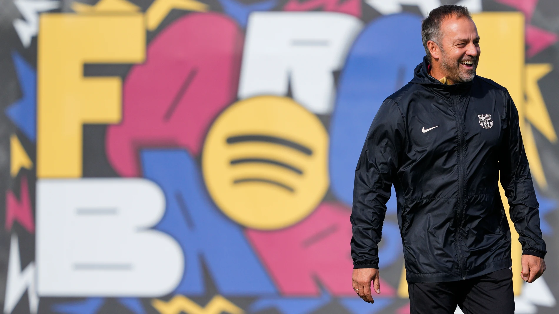 GRAFCAT9679. BARCELONA, 22/10/2024.- El entrenador del FC Barcelona, Hansi Flick, durante el entrenamiento que el equipo azulgrana ha realizado en la ciudad deportiva Joan Gamper para preparar el partido de Liga de Campeones que mañana disputarán ante el Bayern de Munich. EFE/Alejandro García