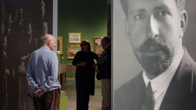 Varias personas observan parte de una exposición que repasa la vida y la obra de Américo Castro, el intelectual, investigador y docente de la llamada 'España de las tres culturas'