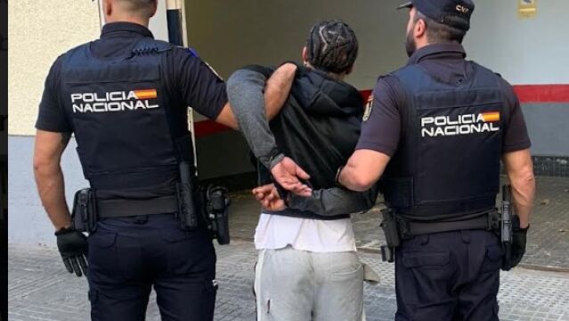 El detenido es conducido por los agentes