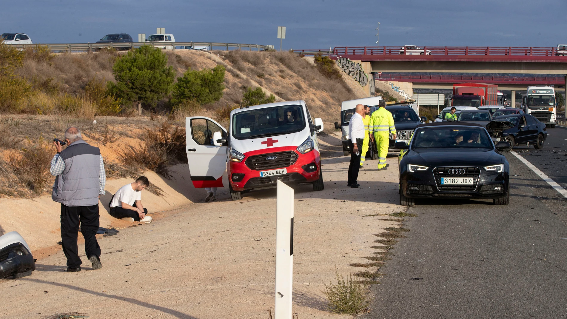 MURCIA, 22/10/2024.-Accidente de tráfico en el que se han visto involucrados dos coches, este martes en la Autoría A-30 en dirección a Cartagena, a la altura de la salida del aeropuerto de Corvera. EFE/Marcial Guillén