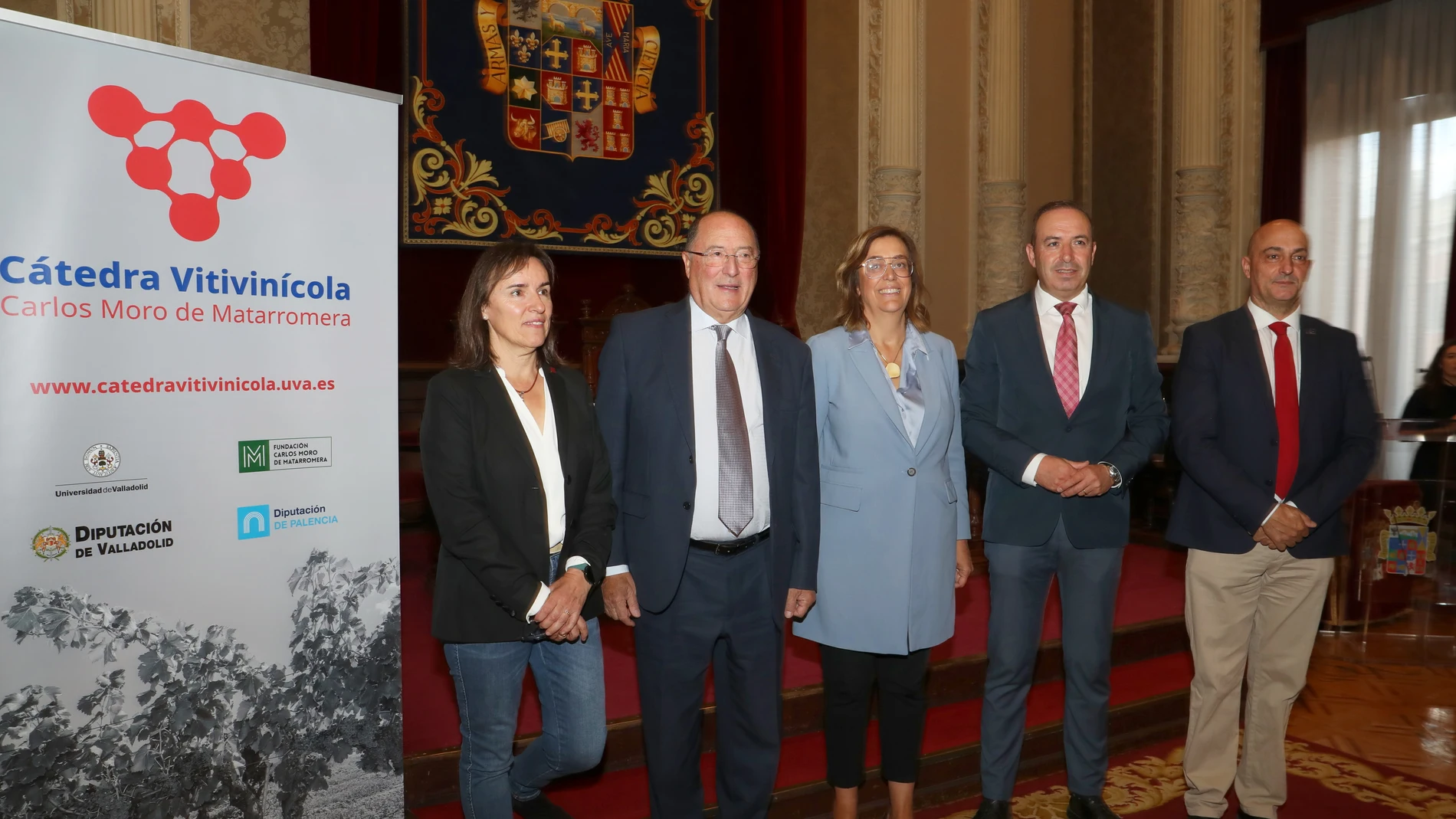 La presidenta de la Diputación, Ángeles Armisén, presenta junto al vicepresidente de la Diputación de Valladolid, Víctor David Alonso; el vicerrector del Campos de Palencia, Julio Díez; la catedrática de Universidad Departamento de Química Analítica, María del Álamo, la Cátedra Vitivinícola UVA- Matarromera; el presidente de la fundación Carlos Moro, Carlos Moro; y el director de la ETSIIAA, Miguel Cárcel