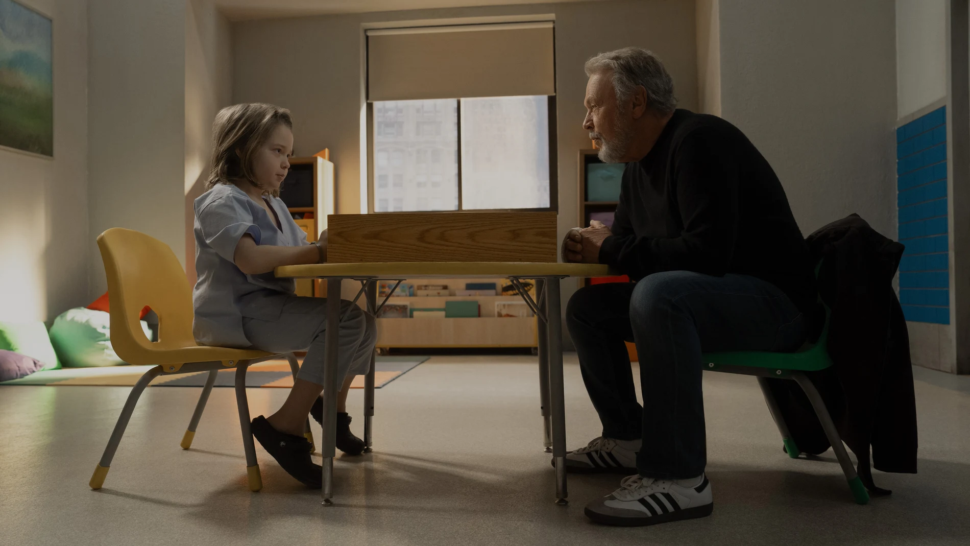 Billy Crystal lidera el escalofriante thriller psicológico "Before", que llega el viernes a Apple TV+