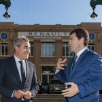 Mañueco conversa con Josep María Recasens, director general de Renault España