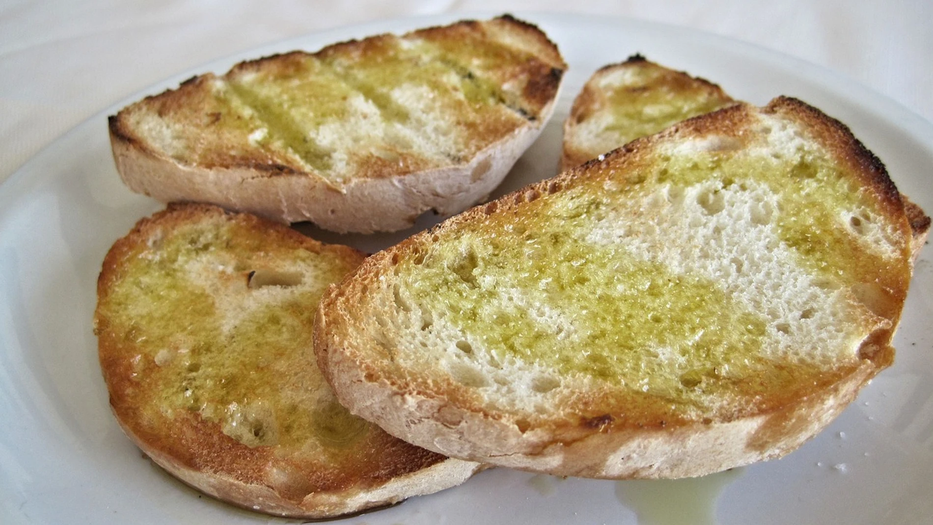 Olvídate de las tostadas solo con aceite: este es el complemento que debes ponerle