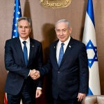 El primer ministro de Israel, Benjamin Netanyahu (dcha), se reúne este martes con el secretario de Estado de Estados Unidos, Antony J. Blinken, en Jerusalén