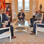 El alcalde de Salamanca, Carlos García Carbayo, y los concejales Fernando Rodríguez y Pedro Martínez, con los representantes de las Cámara de Comercio