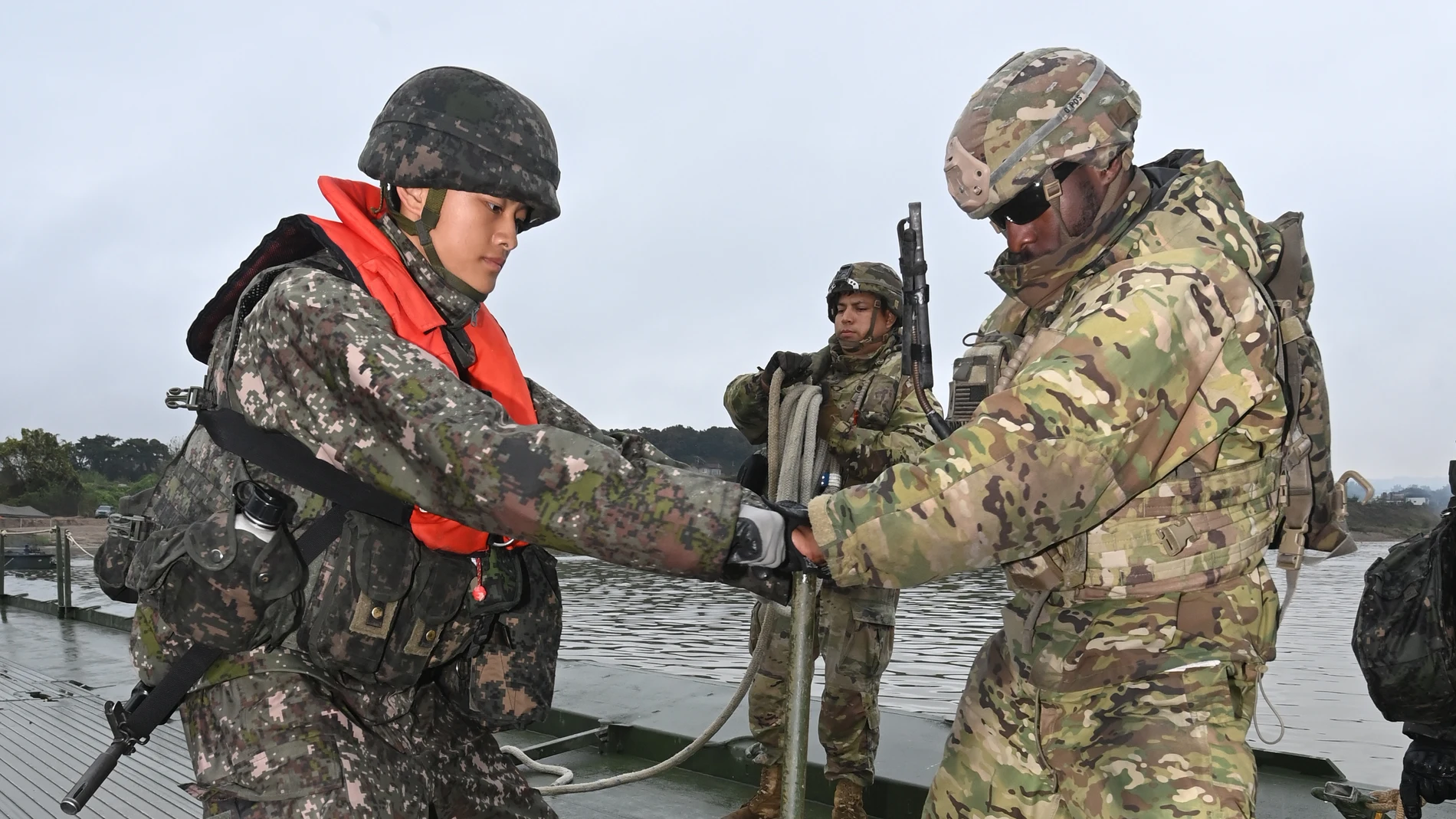 Seoul (Korea, Republic Of), 22/10/2024.- South Korean and US soldiers set up a floating bridge on the Namhan River during a South Korea and U.S. joint river-crossing drill in Yeoju, 64 kilometers southeast of Seoul, South Korea, 22 October 2024. (Corea del Sur, Seúl) EFE/EPA/YONHAP / POOL