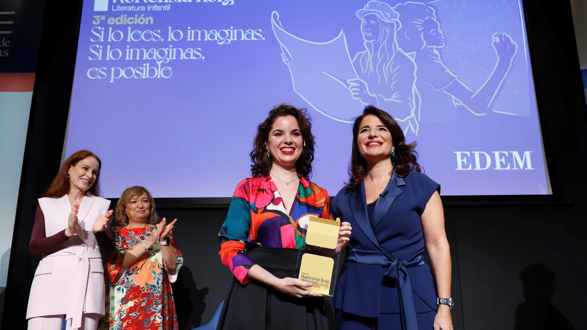 La valenciana Ainoa García, ganadora de este certamen, junto a Hortensia Roig
