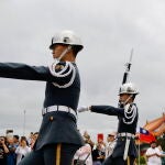 Taiwaneses observan a la guardia de honor en la Plaza de la Libertad de Taipéi