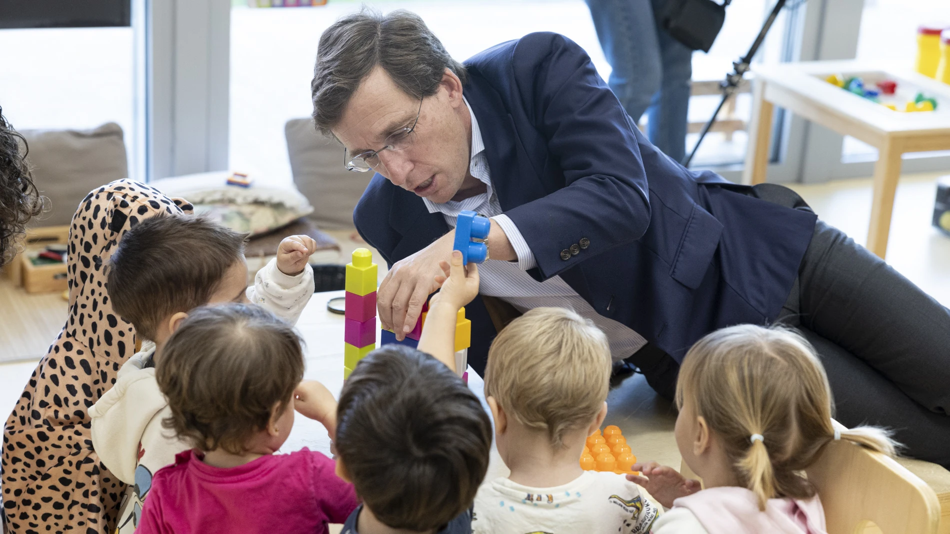José Luis Martínez-Almeida juega con los niños de una guardería