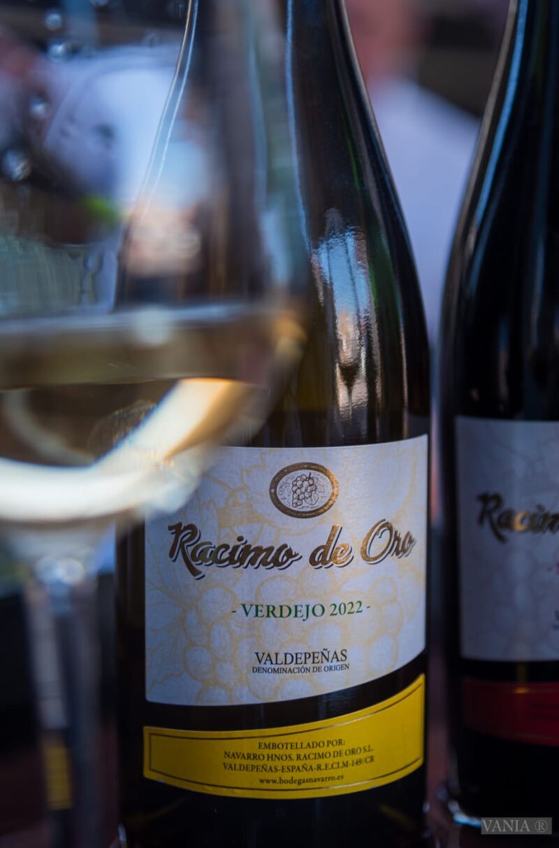 La bodega Hermanos Navarro Racimo de Oro es una buena muestra de la tradición valdepeñera.
