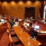 El Parlament acuerda un incremento de 200.000 euros de subvenciones a los grupos parlamentarios