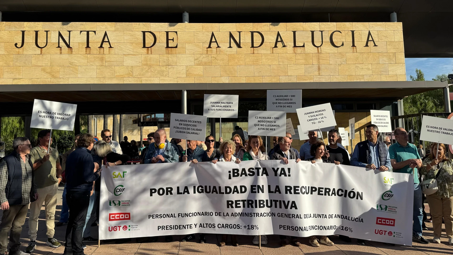 Concentración sindical a las puertas del edificio Torretriana, en Sevilla, sede de dos consejerías de la Junta de Andalucía.REMITIDA / HANDOUT por CSIF ANDALUCIAFotografía remitida a medios de comunicación exclusivamente para ilustrar la noticia a la que hace referencia la imagen, y citando la procedencia de la imagen en la firma22/10/2024