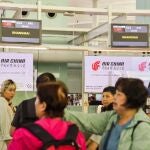 Pantallas con vuelo directo a Shanghái con motivo del acto de inauguración de la ruta directa entre Barcelona-Shanghái, por la aerolínea Air China, en el Aeropuerto Josep Tarradellas Barcelona-El Prat, el 27 de agosto de 2024