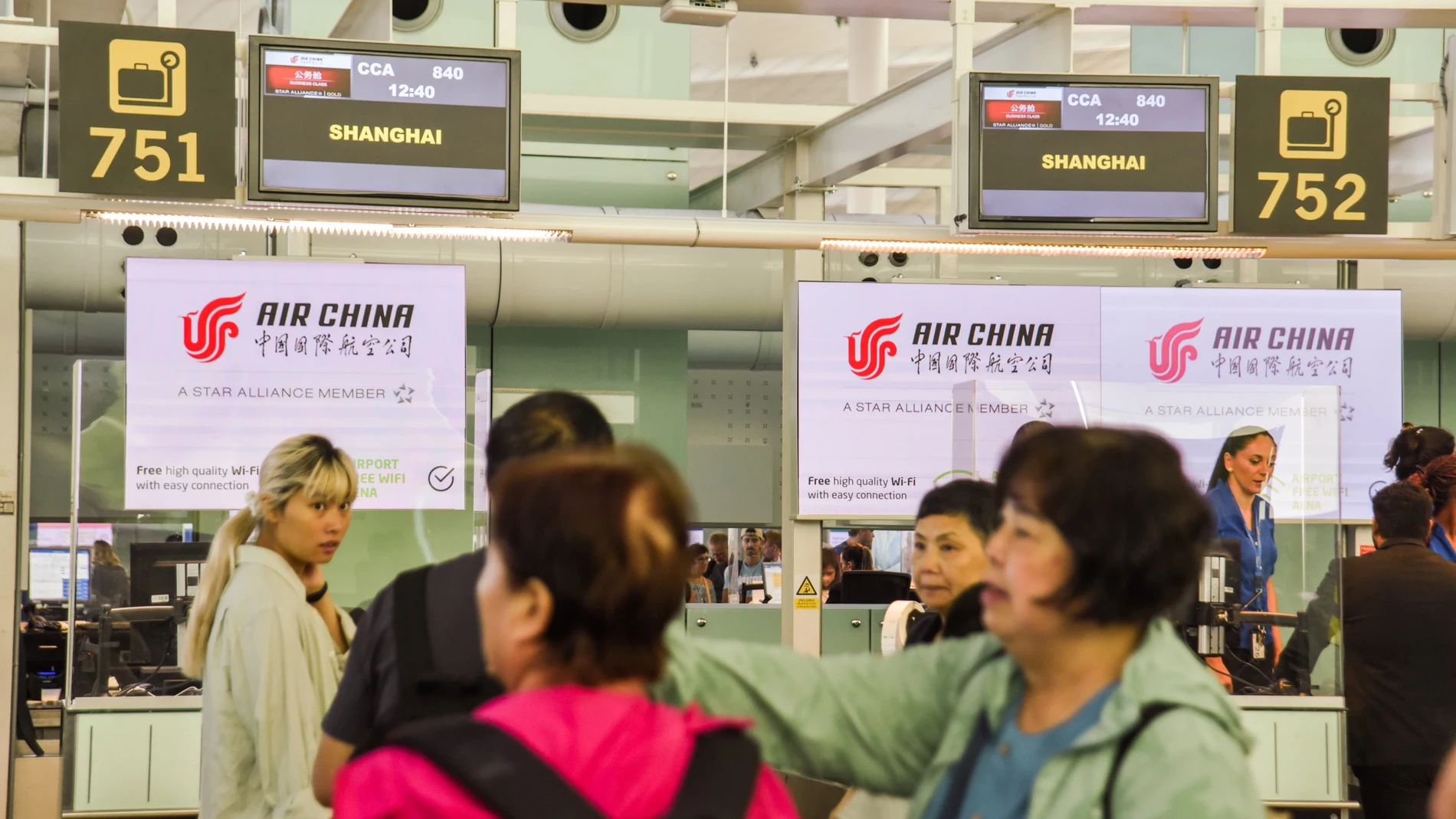 Pantallas con vuelo directo a Shanghái con motivo del acto de inauguración de la ruta directa entre Barcelona-Shanghái, por la aerolínea Air China, en el Aeropuerto Josep Tarradellas Barcelona-El Prat, el 27 de agosto de 2024