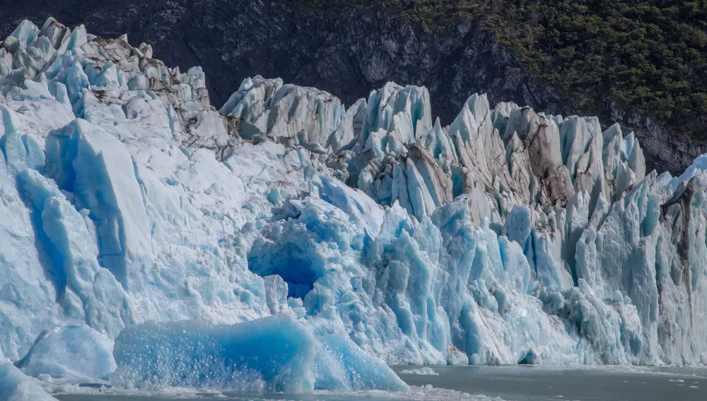 Es posible hacer trekking con guías autorizados por algunos glaciares