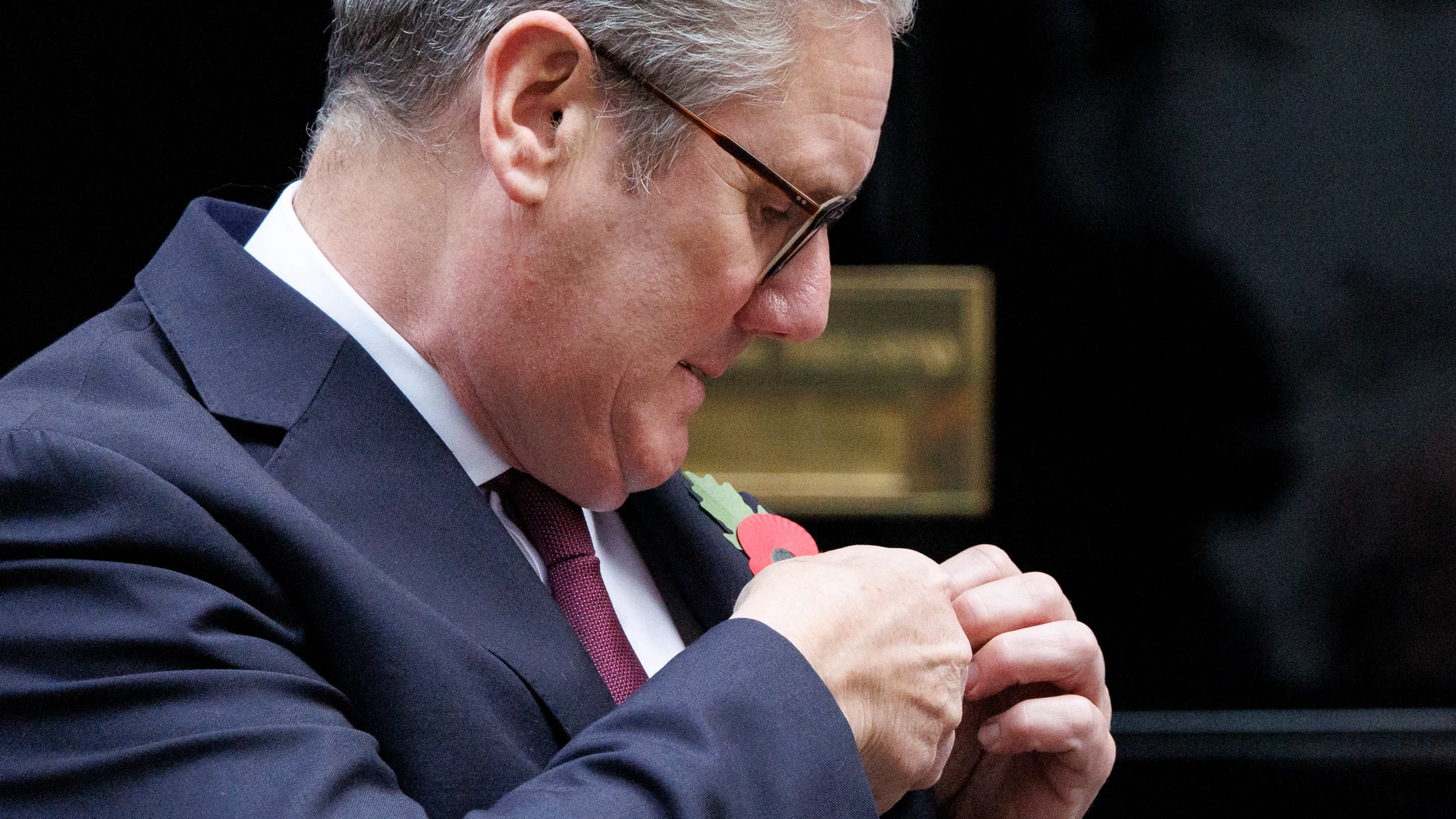 London (United Kingdom), 22/10/2024.- Britain's Prime Minister Keir Starmer puts on a remembrance poppy after buying it from the Royal British Legion fundraisers in Downing Street, London, Britain, 22 October 2024. A remembrance poppy is worn to commemorate military personnel who died in conflicts, and donations go to support the veterans of the armed forces. (Reino Unido, Londres) EFE/EPA/TOLGA AKMEN