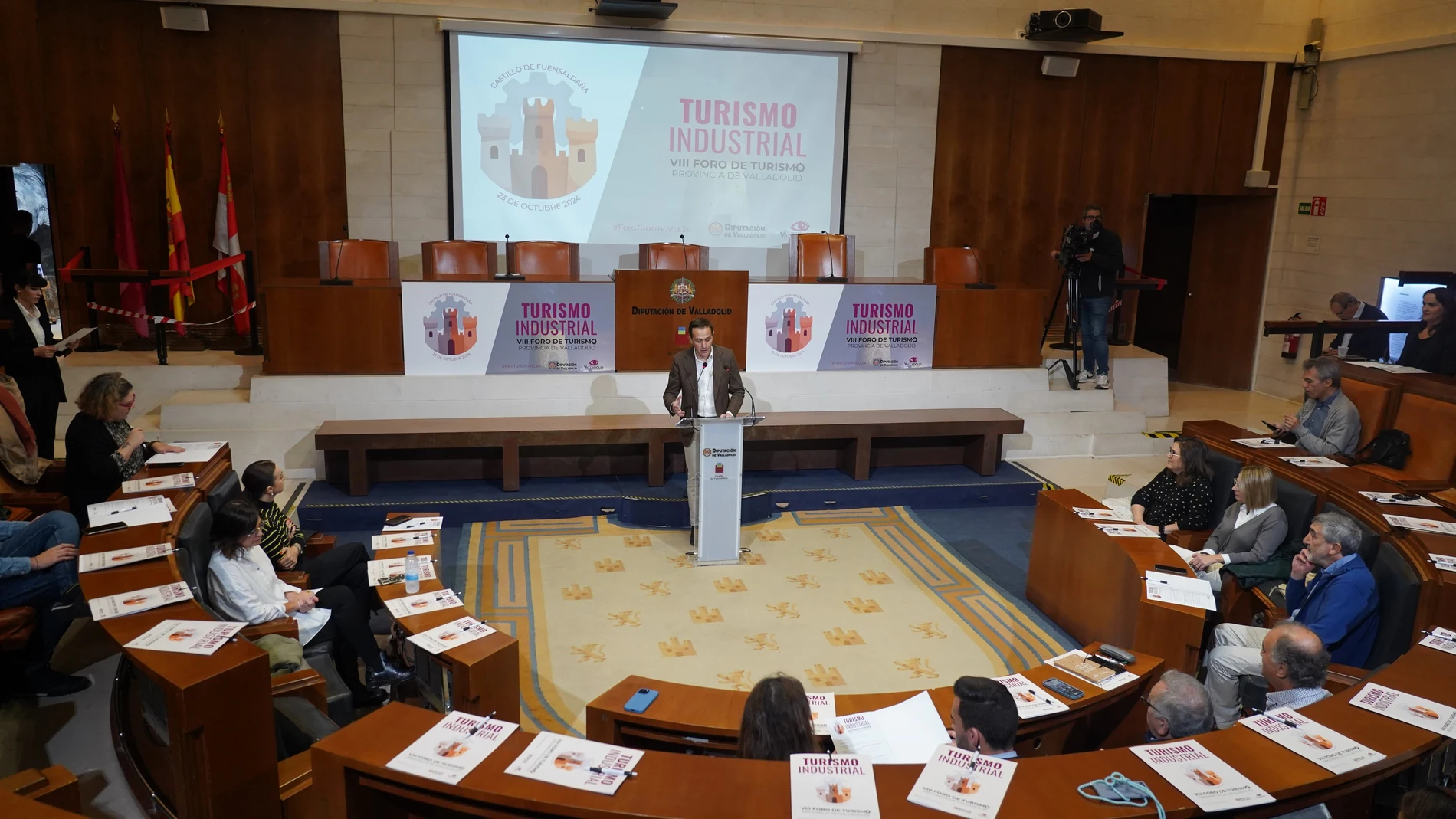 Conrado Íscar inaugura el VIII Foro de Turismo de la provincia de Valladolid en el castillo de Fuensaldaña