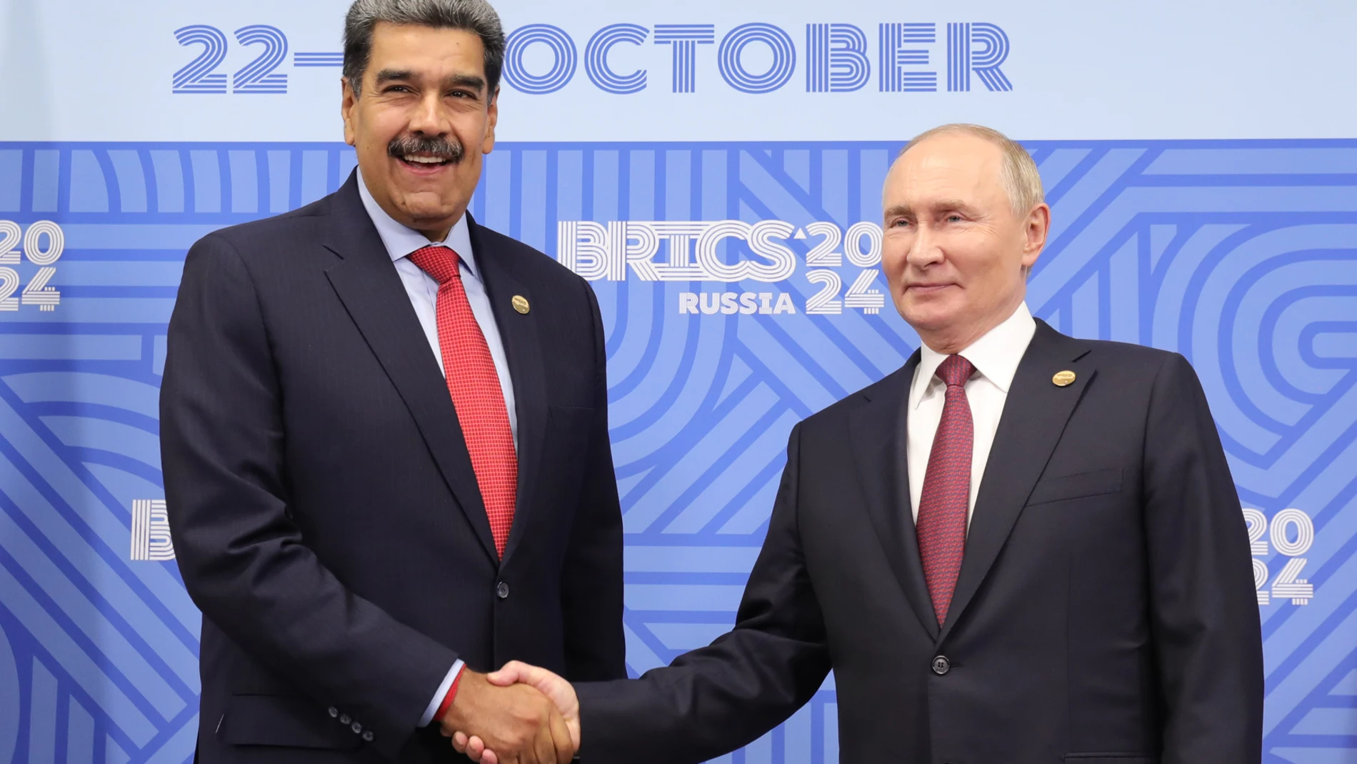 AME240. KAZÁN (RUSIA), 23/10/2024.- Fotografía cedida por prensa Miraflores del presidente de Venezuela, Nicolás Maduro (i), saludando al presidente de Rusia, Vladimir Putin, durante la cumbre de los BRICS este miércoles, en Kazan (Rusia). EFE/ PRENSA MIRAFLORES/SOLO USO EDITORIAL/NO VENTAS/SOLO DISPONIBLE PARA ILUSTRAR LA NOTICIA QUE ACOMPAÑA/CRÉDITO OBLIGATORIO