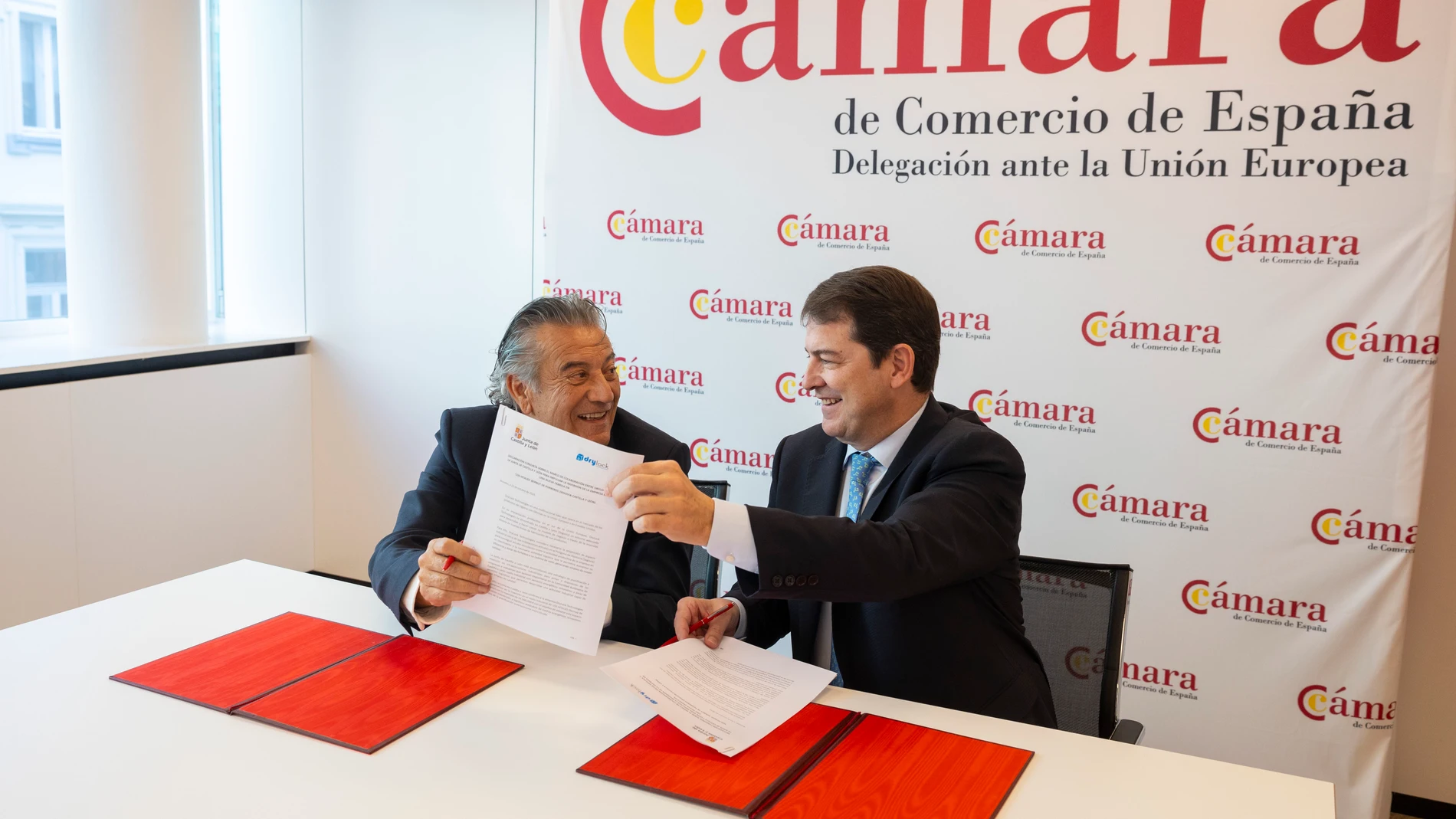 El presidente de la Junta, Alfonso Fernández Mañueco, y el director general de Drylock, Miguel Ángel González, firman una declaración conjunta sobre el marco de colaboración entre Drylock y la Junta de Castilla y León para impulsar la inversión de la empresa en una nueva fábrica en Los Hitales en Bernuy de Porreros