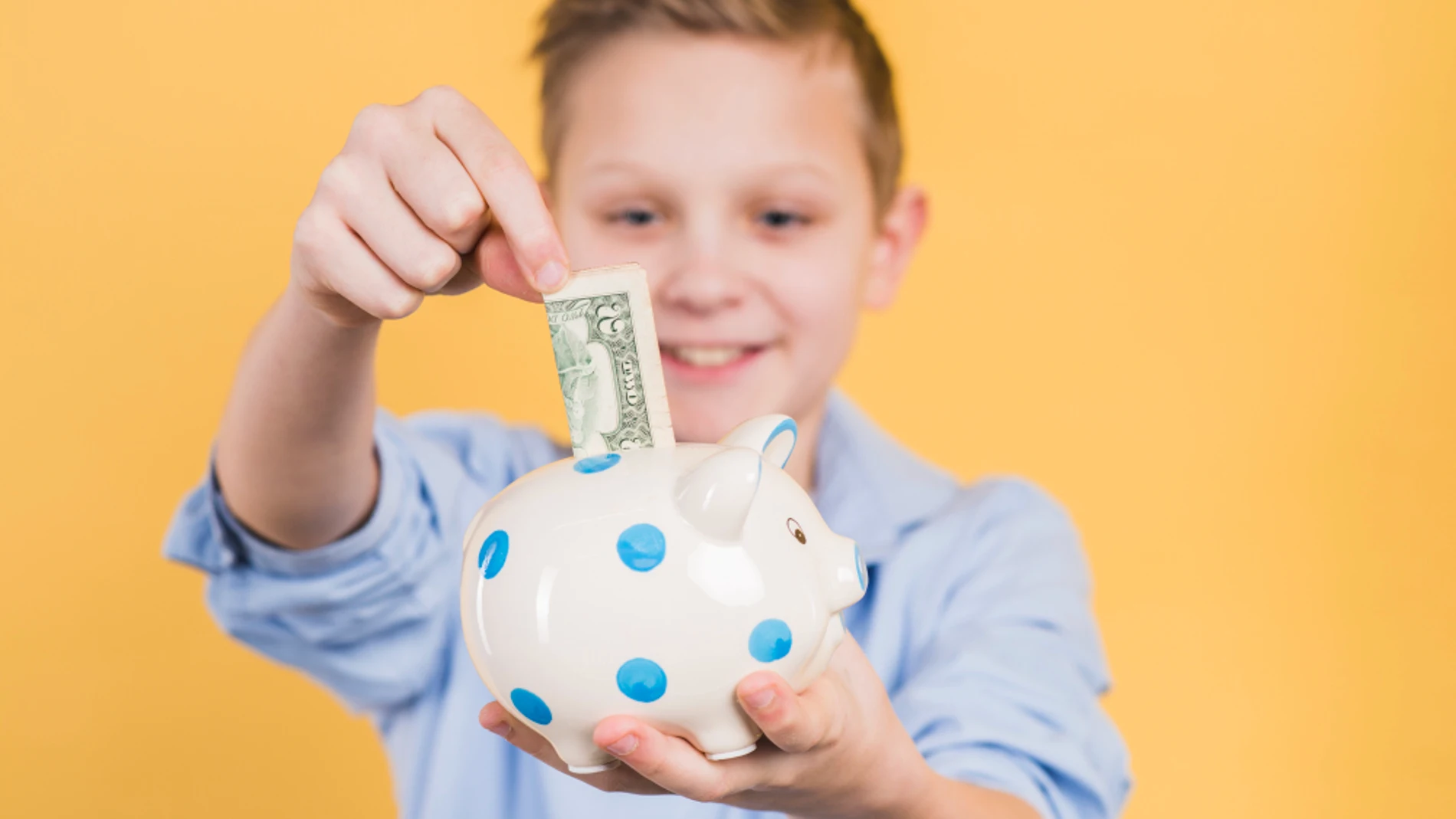 El ahorro es el principal beneficio de educar a los niños en conocimientos financieros