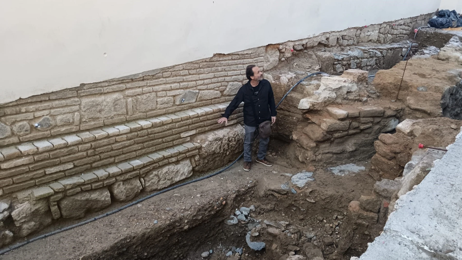 El director de la empresa de arqueología Alqueovalia, Jesús de Haro, explica el hallazgo de nuevos restos en el lateral de la iglesia de San Pedro de Huelva.EUROPA PRESS23/10/2024