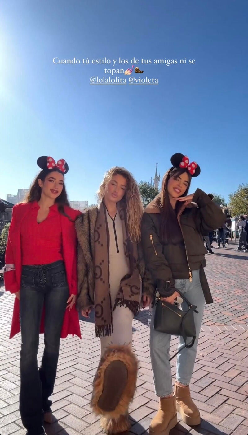 Violeta con Lola Lolia y Sofía en Disney.